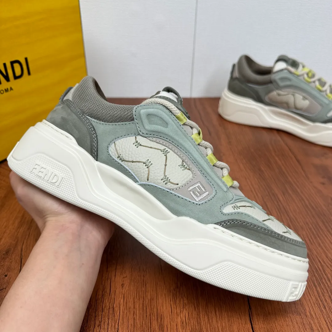 Batch 780 FENDI/FENDI Force men's sports shoes, new thick-soled lightweight lace-up low-top shoes at the counter, made of white full-grain leather and white and brown smooth leather, with padded elements. Brown FF jacquard and yellow technical fabric details. Lightweight, thick white sole with FF graphic details on the toe and heel. Main body of pebbled soft cowhide with Nappa calfskin. Contrasting color multiple composite splicing, extremely modern and youthful, webbing style lace-up hole design, multiple injection molded brand logo plastic modules on the toe, and embroidered FF logo on the side, heavy craftsmanship, full of details, super high quality control and fine workmanship! Full mesh breathable lining, ultra-light TPR foam rubber; molded outsole, lightweight and versatile, non-slip and wear-resistant! Comes with full packaging! Size: 39-40-41-42-43-44 Leather shoe size (can be customized, 38.45 cannot be returned or exchanged) Item No.: 7E1728 Gray Green